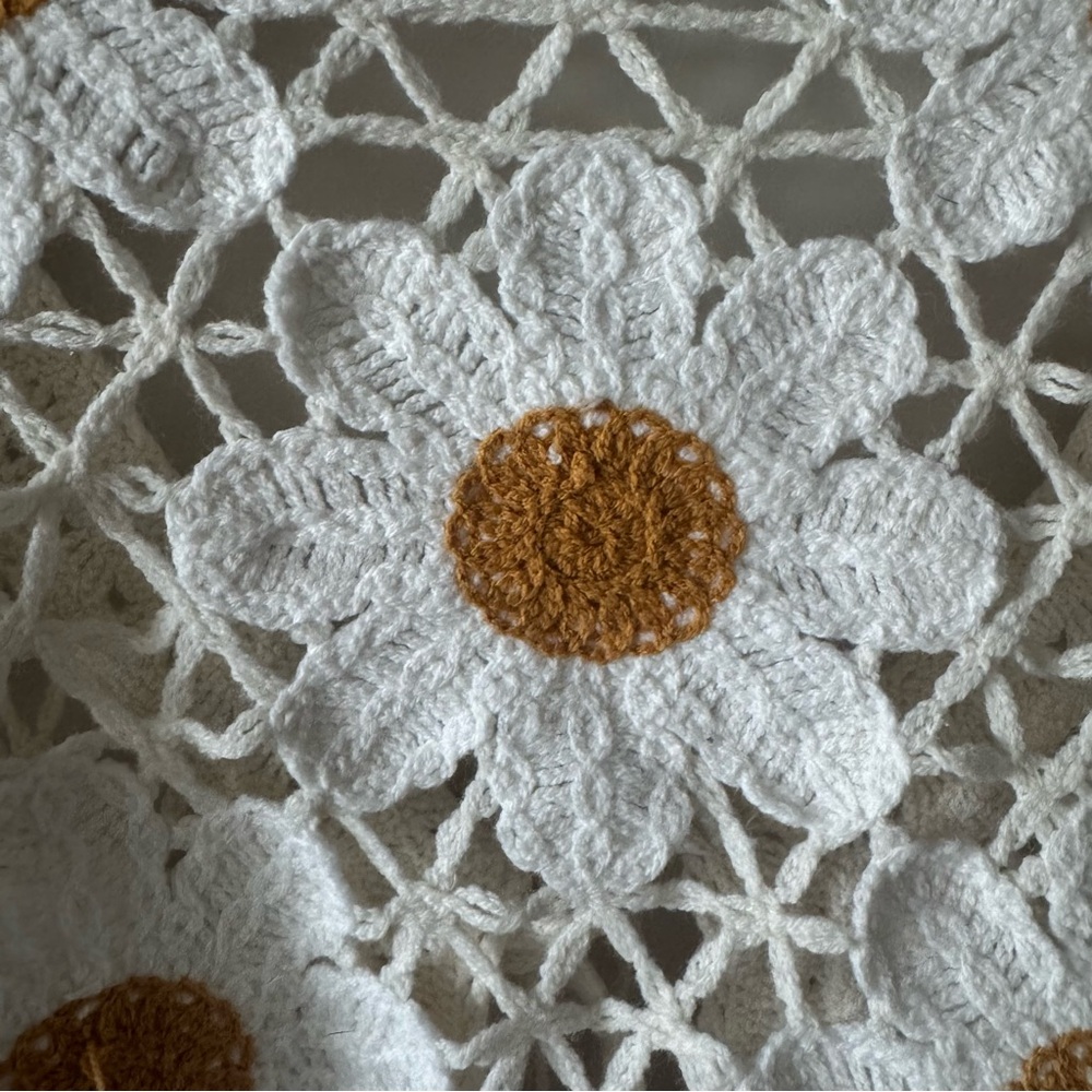Moon & Madison White and Gold Daisy Crochet Cardigan Women’s size M - Picture 5 of 7